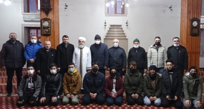 İmam hatipli gençler camide buluşuyor