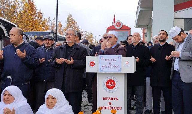 Ispartalı umreciler dualarla kutsal topraklara uğurlandı