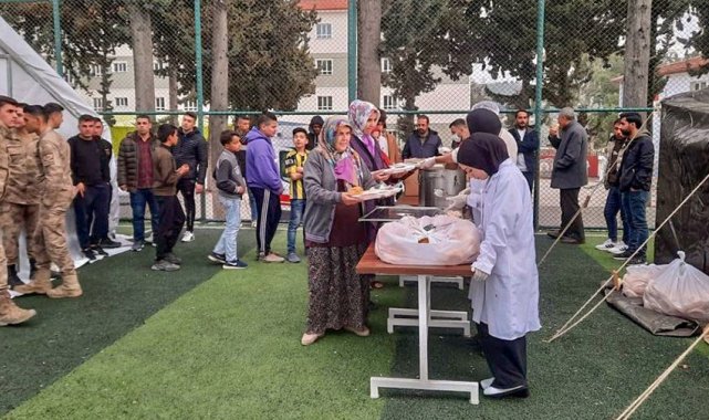 İstanbul Müftülüğü, depremzedeler için iftar sofraları kurdu