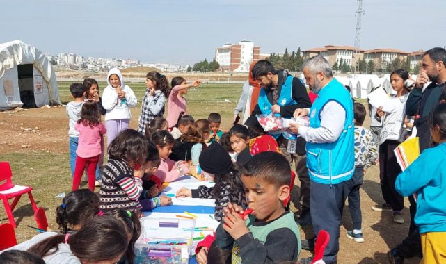 Kahta'da depremzedelere yardımlar sürüyor
