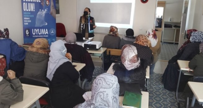 Kars'ta 'En İyi Narkotik Polisi Anne' semineri