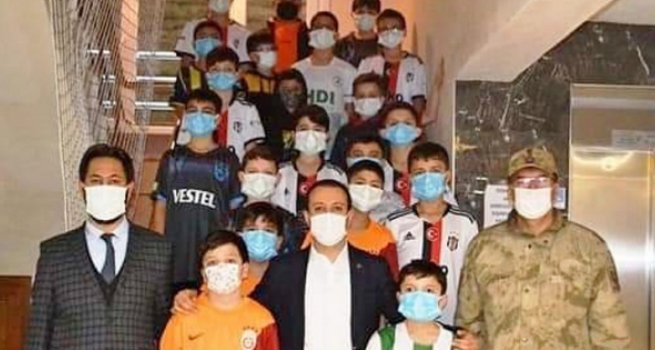 Kaymakamdan hafızlık öğrencilerine forma hediyesi