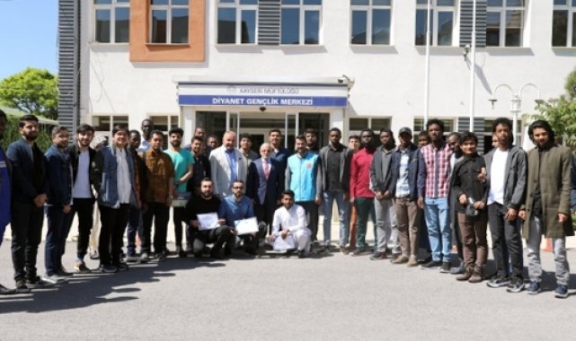 Kayseri’de Diyanet Burslarıyla eğitim gören öğrenciler mezun oldu