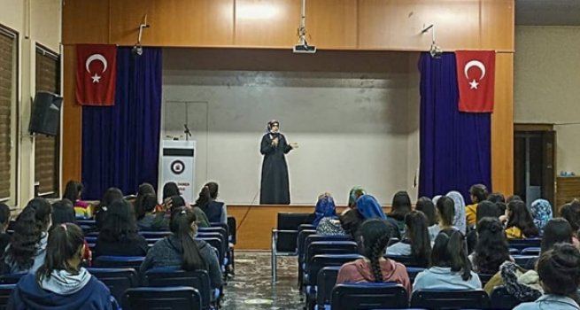 Kilis'te 'Gençliğe Değer' semineri düzenlendi