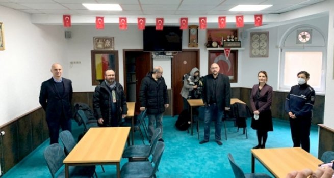 KRV Uyum Müsteşarı Türkeli saldırıya uğrayan Sultan Ahmet Camii’ni ziyaret etti