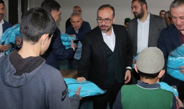Kur'an kursu öğrencilerine bayramlık hediye edildi