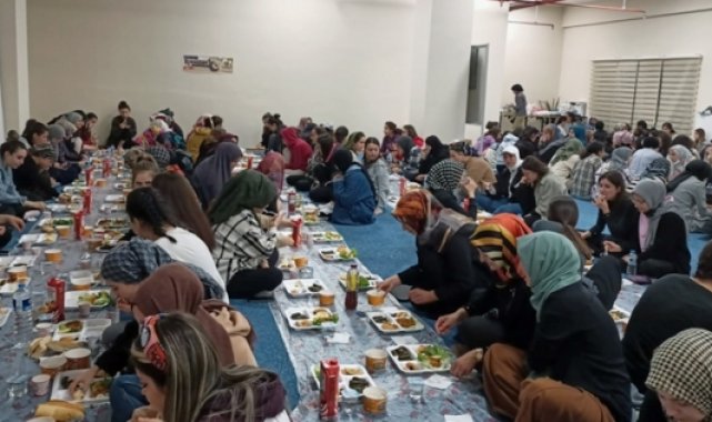 Kur'an kursu öğreticileri üniversite öğrencilerine iftar ikramında bulundu