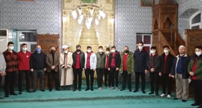 Maçka'da gençler sabah namazında buluştu