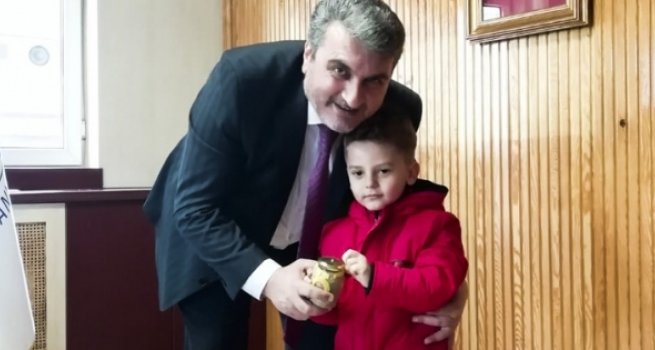 Minik Ömer kumbarasını arkadaşlarıyla paylaştı