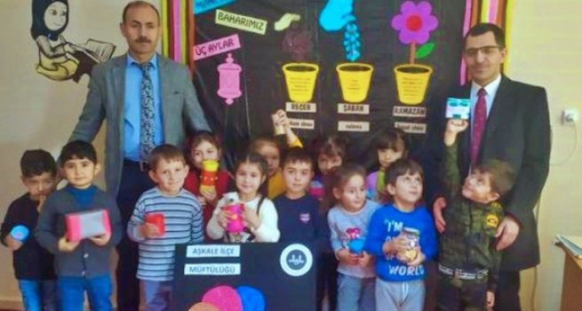 Minikler harçlıklarını İdlib’deki kardeşleriyle paylaştı