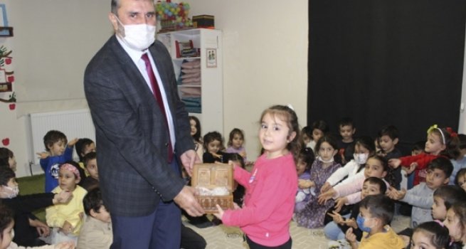 Minikler harçlıklarını ihtiyaç sahibi aileler için bağışladı