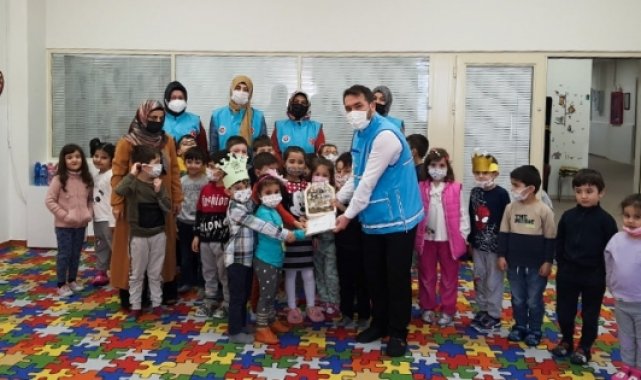 Minikler harçlıklarını kardeşleriyle paylaştı