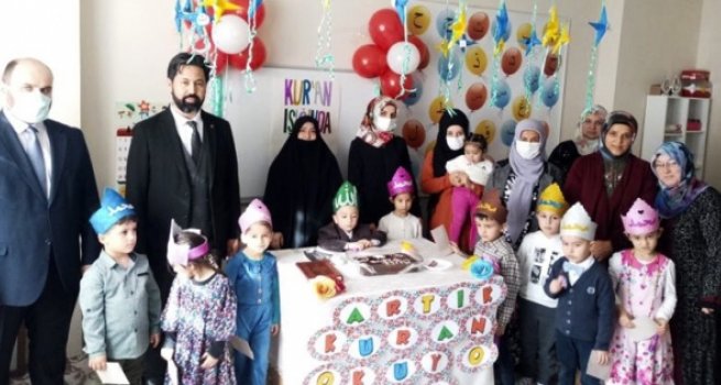 Minikler Kur'an'a geçmenin sevincini yaşadı