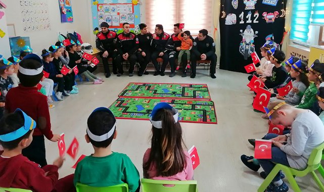 Minikler 'Polis Haftası'nı kutladı