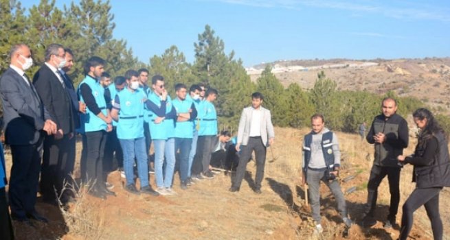 Müftülük gençlerle birlikte fidan dikti