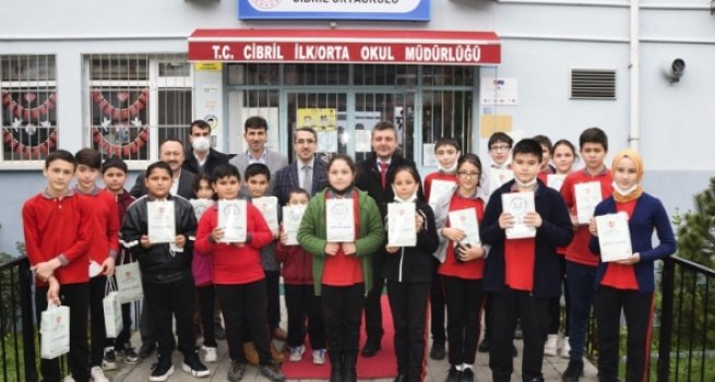 Müftülük öğrencilere kitap hediye etti