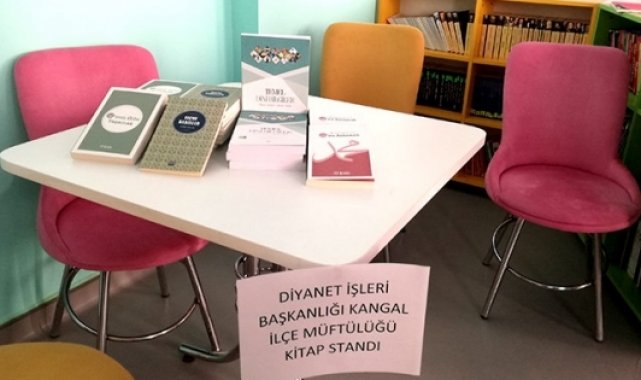 Müftülük, okullara diyanet yayınları kitap standı kurdu