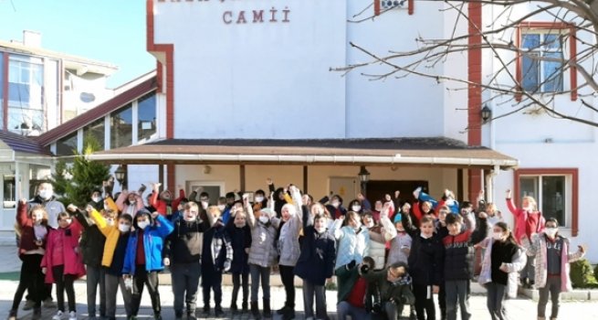 Öğrenciler ders için camide buluşuyor