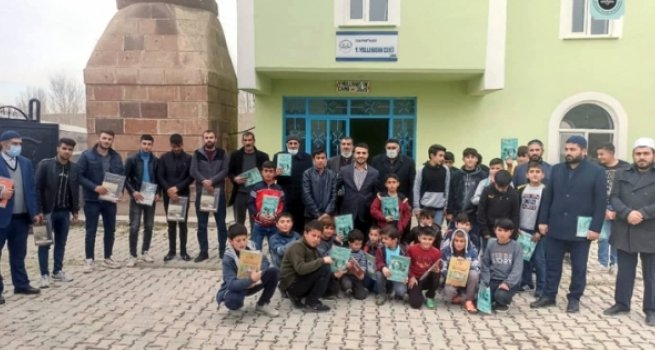 Özalp'ta cami-çocuk buluşması