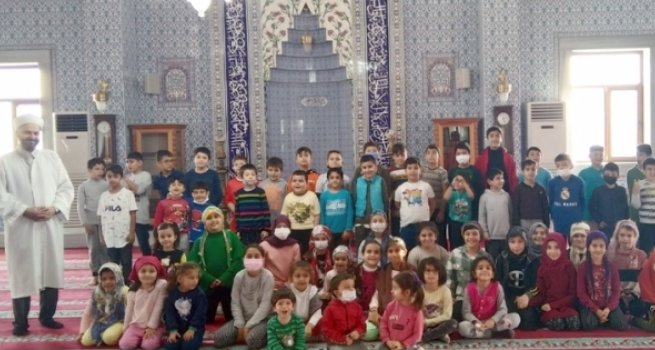 Pendik'te çocuklar camide yetişiyor