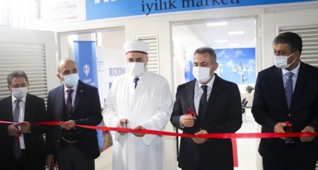 Seyhan'da 'Hayır Çarşısı' açıldı