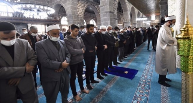 Sezai Karakoç için Diyarbakır'da gıyabi cenaze namazı