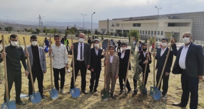 Şırnak’ta hafızlar onlarca fidanı toprakla buluşturdu