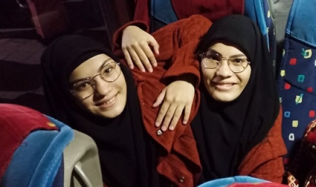 Siyam ikizleri  Ayşe ve Sema Umre yolunda