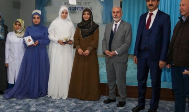 Suriye’deki savaştan Türkiye'ye sığınan Arwa Van’da hafız oldu