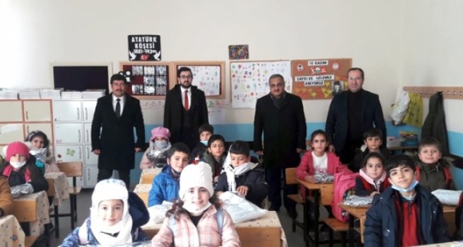 Tatvan’da öğrencilere atkı ve bere hediyesi