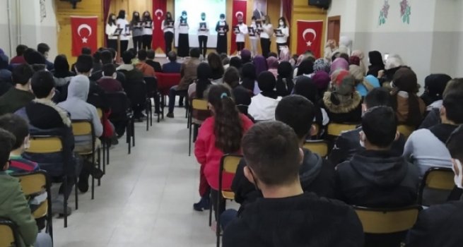 Tonya'da gençler Mevlana'yı andı