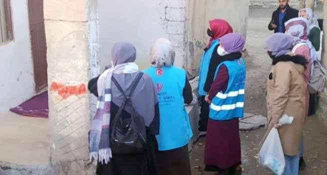 Tuşbalı gençler ihtiyaç sahibi ailelerin yardımına koşuyor