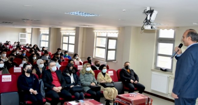 Üniversite sınavına hazırlanan öğrencilere konferans