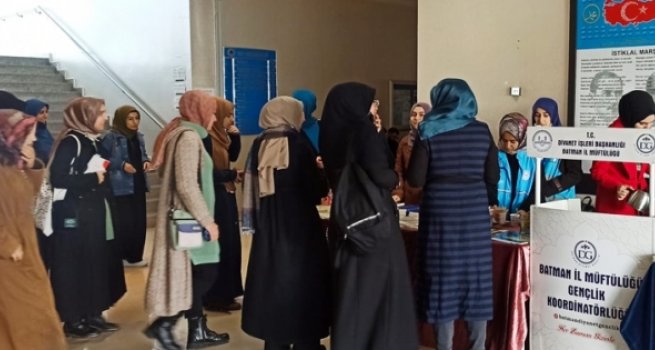 Üniversiteli gençlerden müftülük standına yoğun ilgi