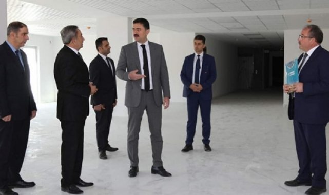 Vali Tekbıyıkoğlu, inşası devam eden Kur'an kursunda incelemelerde bulundu