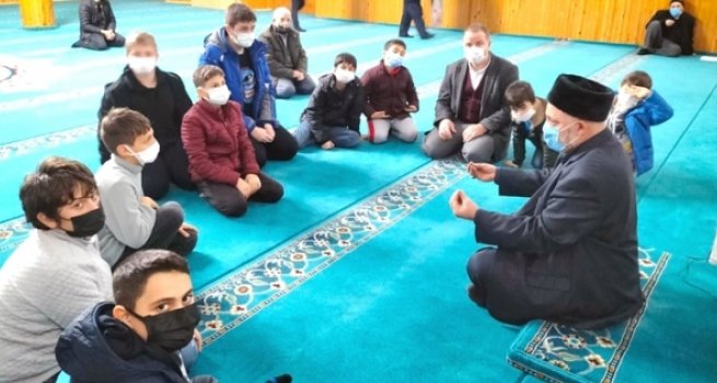 Yomralı gençler camide buluşuyor