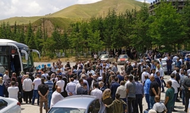 Bitlis’te hacı adayları dualarla yola çıktı