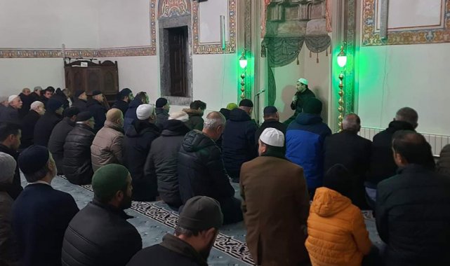 Çalışan gençler sabah namazında buluştu