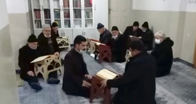 Cami cemaati vakit namazları arasında Kur'an öğreniyor