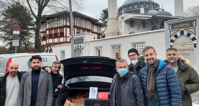 DİTİB gönüllüleri, Berlin sokaklarında yaşayanlara yemek dağıtıyor