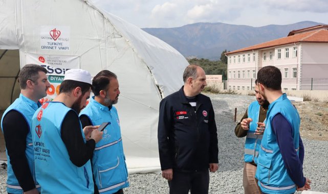 Diyanet personeli Hatay'daki depremzedeleri yalnız bırakmıyor