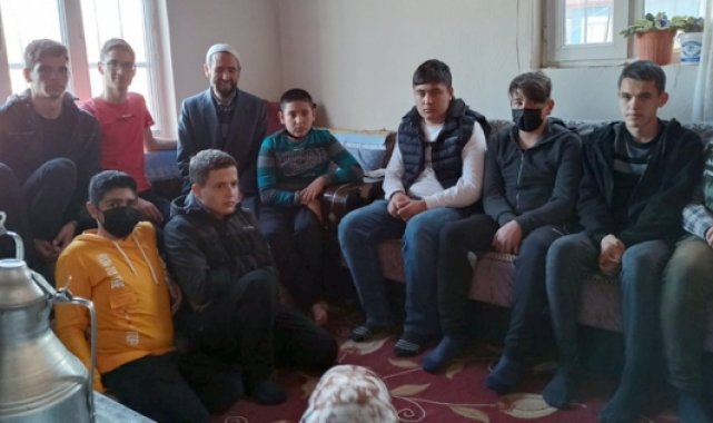 Gençler hastaları ziyaret etti