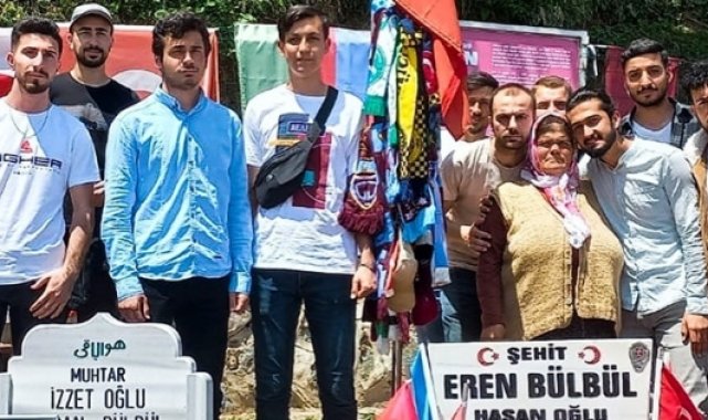 Gençler şehit Eren Bülbül'ün kabrini ziyaret etti