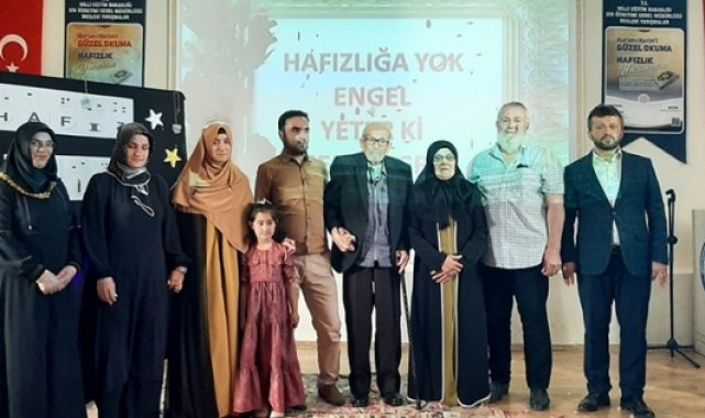 Görme engelli öğrenci hafız oldu