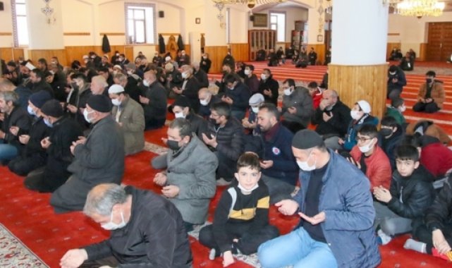 Hacılar ailece sabah namazında buluşuyor