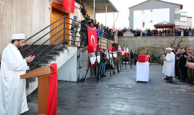Hakkari şehidini dualarla uğurladı