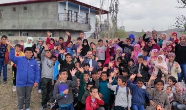 Iğdırlı çocuklar onlarca fidanı toprakla buluşturdu