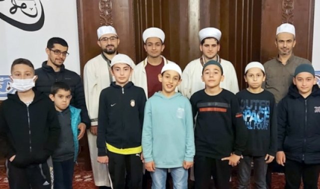 İmam hatipli öğrenciler mihrapta