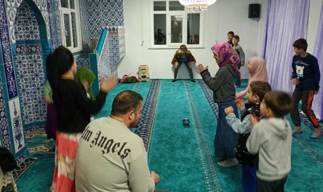 Kabataş'ta öğrenciler camide bir araya geliyor
