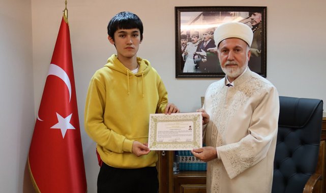 Kazakistan uyruklu genç Müslüman oldu